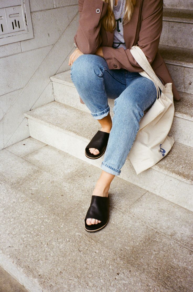 Less is more. Behind these simple and sleek oat sandals comes a whole lot of comfort. The molded platform keeps your feet happy and your look fresh. #flat #slides #slidesandal #flatsandals #slideflats #leatherslides #fashionableslides #designerslidesandals #slidesandals #blackslides #blacksandals #leatherslides https://www.kelsidaggerbk.com/products/squish-black-slide-sandal Minimalist Sandals, Designer Slides, Comfy Sandals, Black Slides, Leather Slide Sandals, Comfortable Heels, Leather Slides, Less Is More, Vegetable Tanned Leather