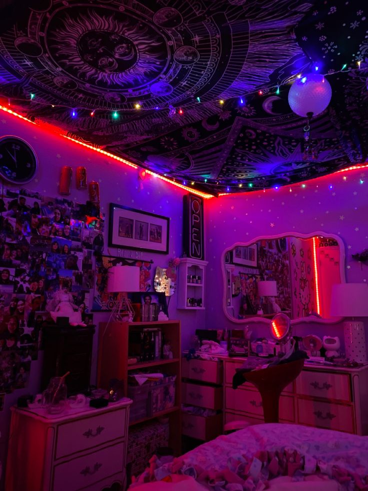 led lights tapestry photo wall chaos core vibe room decor chill hippie Room Chill Aesthetic, Cool Teenage Rooms, Aesthetic Rooms Dark, Trippy Bedroom Decor Room Ideas, Euphoria Room Inspiration, Neon Room Design, Big Room Ideas Bedrooms Teens Aesthetic, Dark Led Room Aesthetic, Egirl Room Ideas