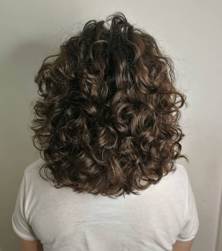 31 Gorgeous Short Curly Hair Styles in July 2020 Shoulder Length Curly Hair, Natural Curly Hair Cuts, Medium Length Curly Hair, Wavy Hairstyle, Layered Curly Hair, Curly Hair Photos, Short Curly Haircuts, Medium Curly Hair Styles, Trendy Hairstyle