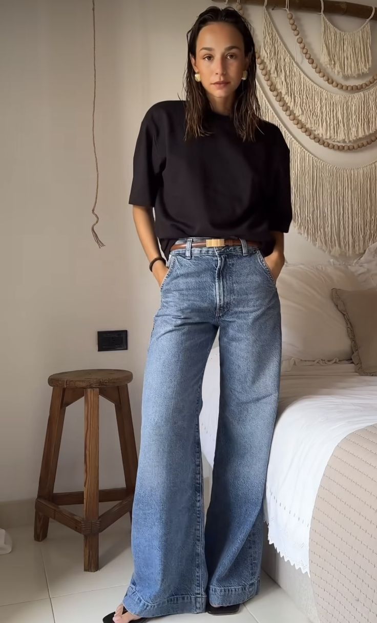 Wide Leg Pants Outfit Going Out, Loose Jeans Women Outfit, Wide Leg Pants Outfit Streetwear, Relaxed Going Out Outfit, Work Outfits Women Denim, Zara Sailor Jeans Outfit, Trendy Outfits Wide Leg Jeans, Wide Leg Jeans Outfit Chic, Wide Leg Jeans Women Outfit