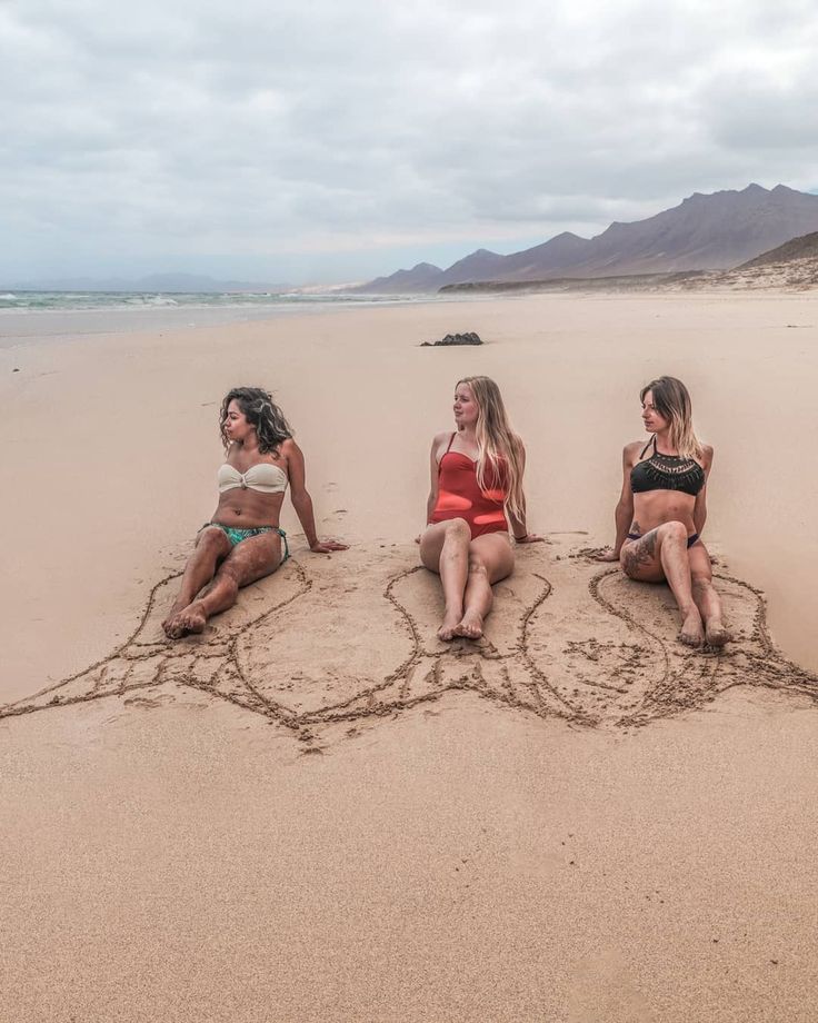 Vacation Poses Picture Ideas Friends, Beach Group Photo Ideas Friends, Beach Pictures Poses Friend Group, Beach Photoshoot Friends Group Photos, Sand Drawings Beach, Beach Photoshoot Ideas Friends, Beach Friends Photoshoot, Beach Photoshoot With Friends, Beach Group Photo Ideas