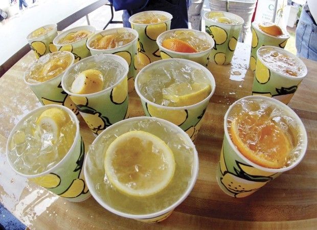 there are many cups that have lemons in them