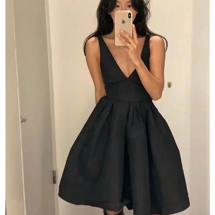 Size 2 ( The Smallest Size) Waist Around 60cm = Equals 24-25 In *Brand New With Tag On Perfect Elegant Dress For Occasions Black Satin Prom Dress, Hollywood Divas, Black Homecoming Dress, Satin Homecoming Dress, Satin Short, Black Formal, Short Prom Dress, Sweet 16 Dresses, Satin Prom Dress