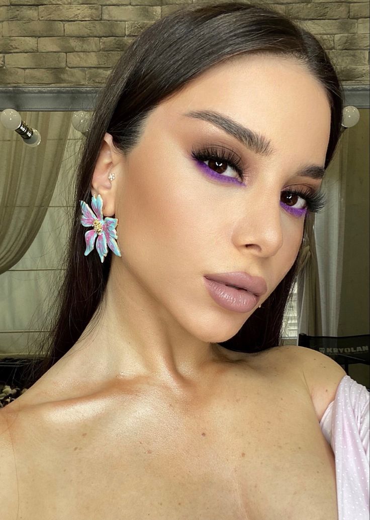 Make Up With Lilac Dress, Makeup Ideas With Purple Dress, Bold Purple Makeup Looks, Makeup With Violet Dress, Black And Lavender Makeup, Matte Purple Eyeshadow Looks, Purple Reverse Cat Eye, Purple Makeup Ideas For Brown Eyes, Lilac Purple Eyeshadow