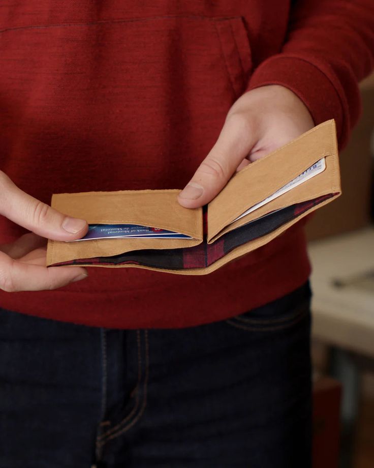 Sew a minimalist take on the classic bifold wallet. This design is very simple to construct because it uses only two pattern pieces to result in a myriad of pockets! The bifold wallet includes all of the necessary details: A large bill pocket, four card slots, and an optional zippered coin pocket. Discreetly personalise the wallet by choosing a contrast insert to hold bills. Stitch this wallet up in just a few minutes using fabric, felt or specialized materials such as leather, Tyvek or Kraft-te Wallet Sewing Pattern, Sew Wallet, Washable Paper, Dress Making Patterns, Pattern Brands, Wallet Pattern, Sewing Blogs, Wallet Gifts, Pdf Patterns