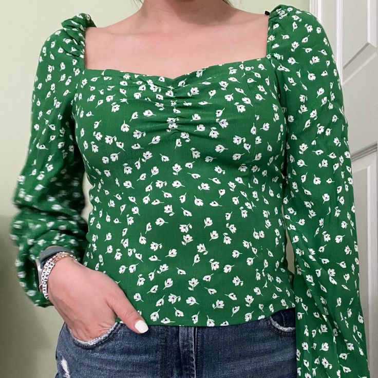 A Cropped Green Floral Blouse. Sleeves Are A Little Puffy. Sweet Heart Neckline. Perfect For Work With High Waisted Pants. Sweet Heart Neckline, Green Floral Blouse, Cropped Blouse, Sweet Heart, Crop Blouse, Floral Blouse, High Waisted Pants, Sweetheart Neckline, H&m