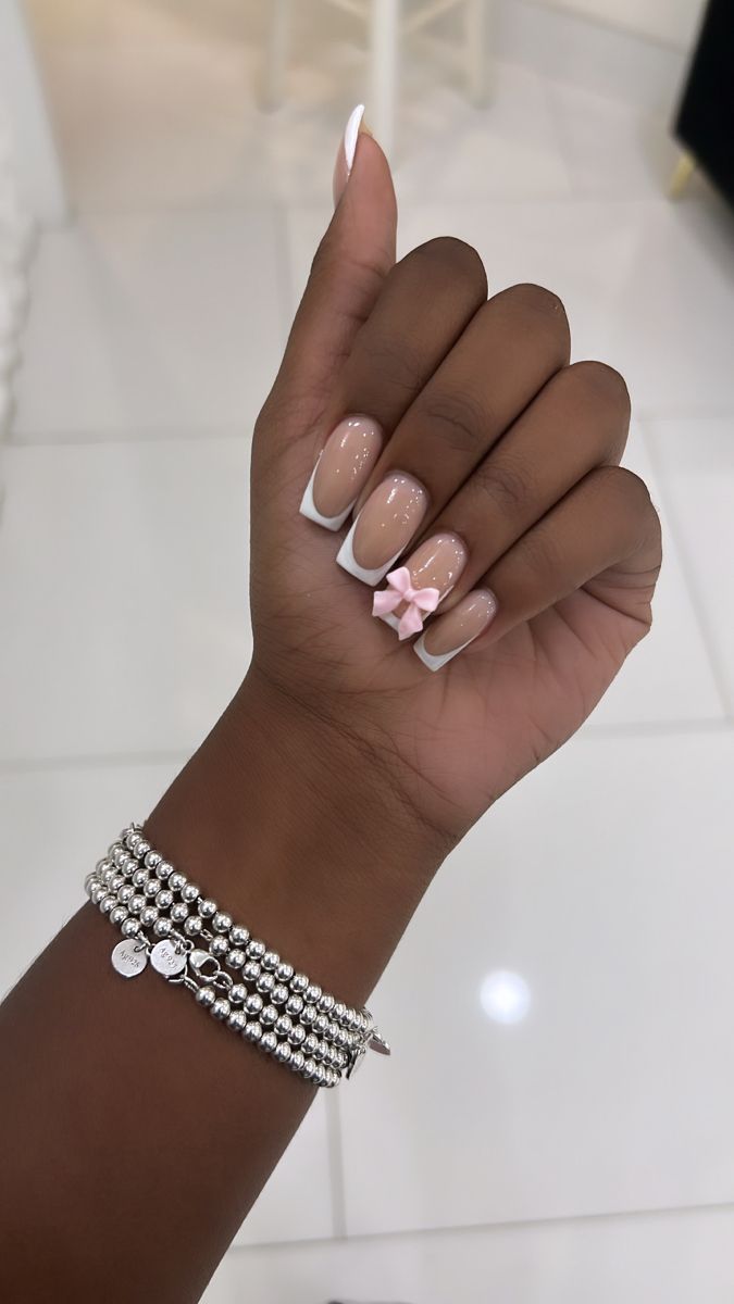 Valentines Day Nails With Bows, French Nails With Bow Charm, Pink Bow French Tip Nails, French Tip Acrylic Nails With Bow, Mail Inspo French Tip, White French Tip Nails With Pink Bow, French With Bow Nails, Coquette Nails Short Square, Acrylics With Bows