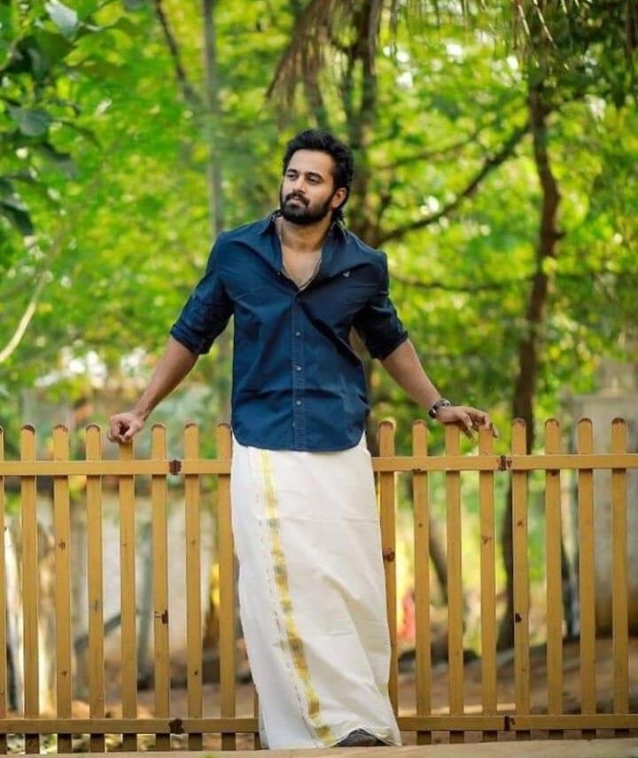 Mundu Kerala Men Poses, Panche Shirt For Men, Lungi Mens Indian Wedding, Pancha Outfits Men, Onam Poses For Men, Kurtha Mundu Kerala Style For Men, Veshti Sattai Men Outfit, Onam Photoshoot Ideas Men, Tamil Traditional Dress For Men