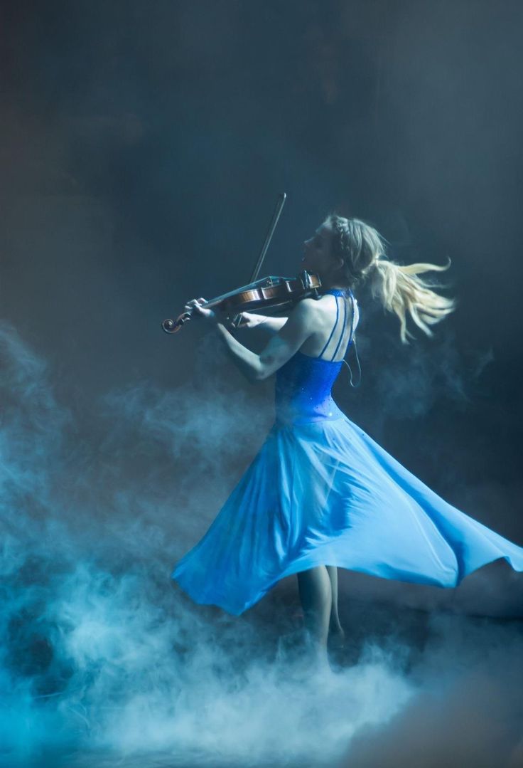 Lindsey Stirling Violin, Violin Photography, Violin Art, Playing Violin, Lindsey Stirling, The Violin, Musical Art, Violinist, Stirling