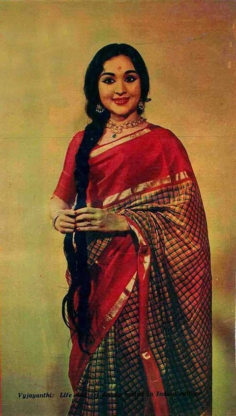 Vintage Saree Look, Vintage Saree Photoshoot, Retro Fashion 70s Indian, Indian Retro Outfits, Retro Saree Look, Vaijayanti Mala, Vintage Indian Fashion, Indian Retro, Saree Looks