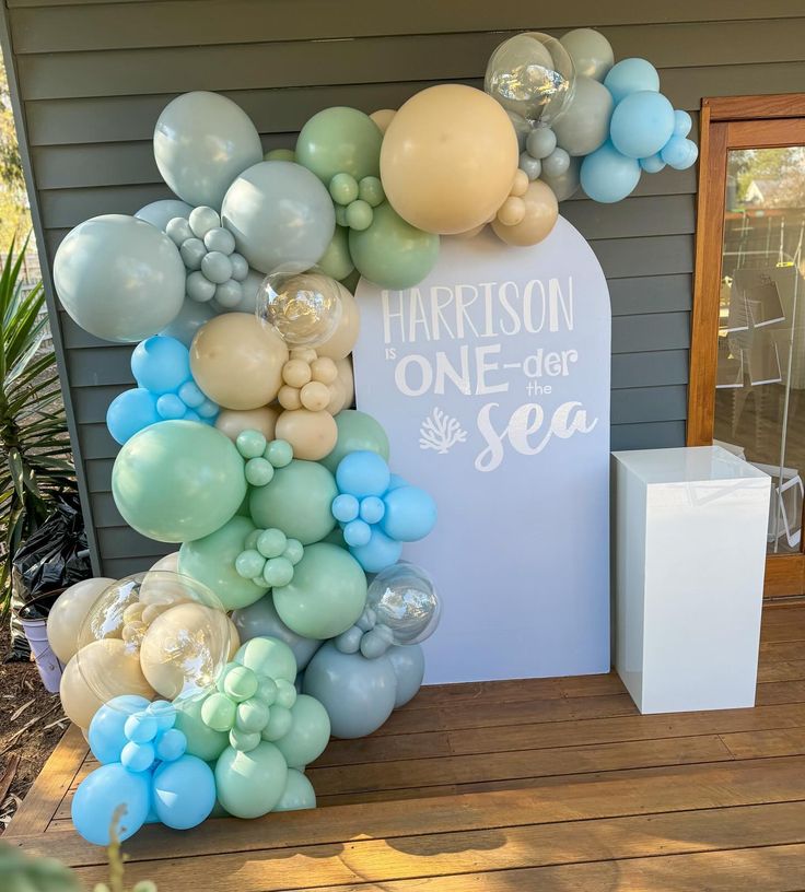 balloons are arranged on the side of a house