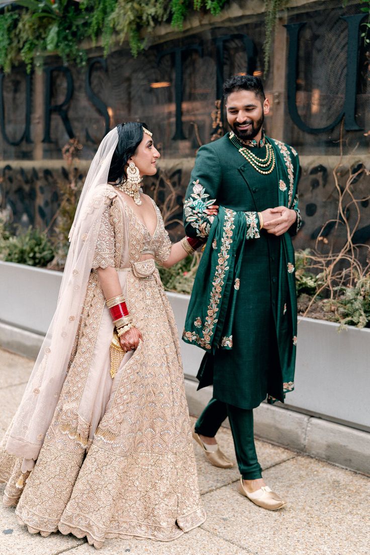 Green Indian Wedding Dress, White Indian Wedding Dress, Green Indian Wedding, Groom Indian Wedding Outfits, Wedding Hindu, Beautiful Indian Wedding, Wedding Dress Traditional, Indian Wedding Pictures, Green Wedding Suit