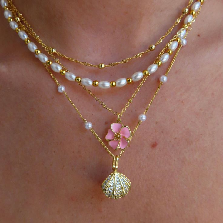 Pretty Jewellery Aesthetic, Tropical Jewelry Aesthetic, Beach Vibe Necklaces, Cute Beach Necklaces, Cute Summer Accessories, Dainty Necklace For Vacation, Gold Beach Jewelry With Flower Charm, Gold Jewelry With Flower Charm For Beach, Summer Beach Flower Necklace With Charm