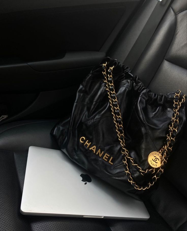 Chanel Book, Chanel 22, Luxury Bags Collection, Bag Obsession, Shoes Bag, What In My Bag, Sack Bag, Luxury Purses, Bags Aesthetic