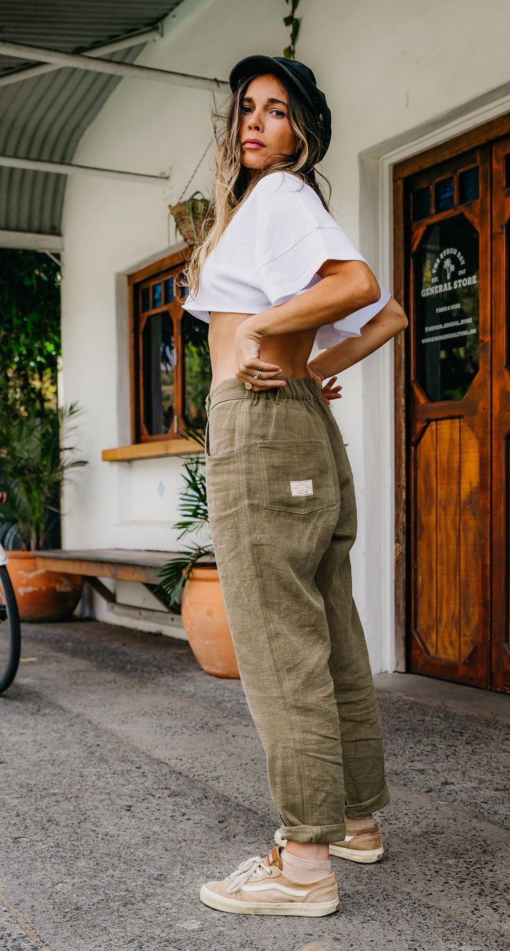 Green Linen Pants Outfit, Baggy Linen Pants, Fluid Fashion, Green Linen Pants, Boyish Outfits, Linen Pants Outfit, Look Boho Chic, Gender Fluid, Everyday Pants