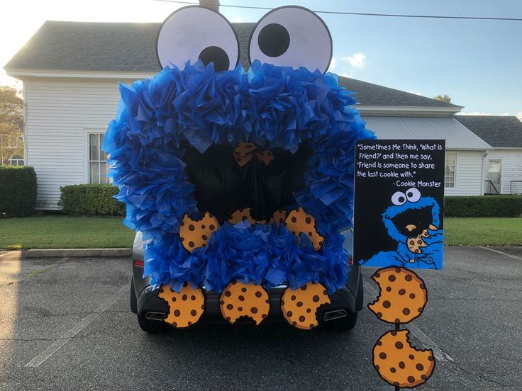 the cookie monster costume is on display in front of a house