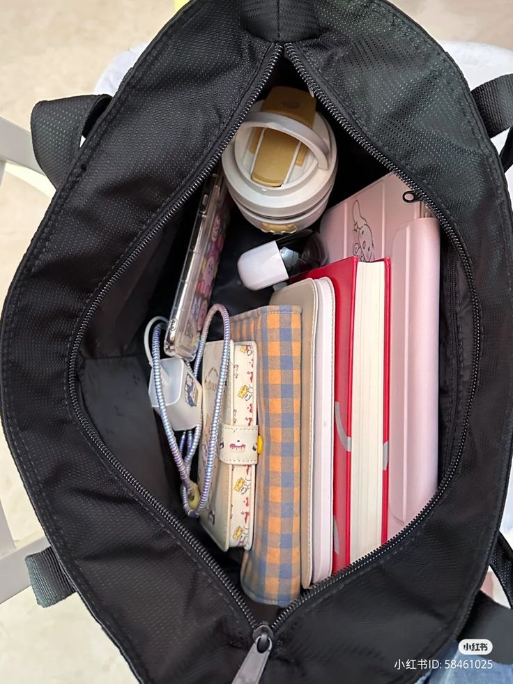 Uni Bag Essentials, Whats In My School Bag, What Is In My Bag, Romanticize School, Romanticising School, 2023 School, Everyday Bag Essentials, Uni Bag, What's In My Bag