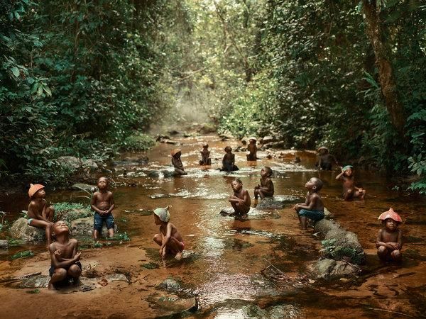 many people are bathing in the river together