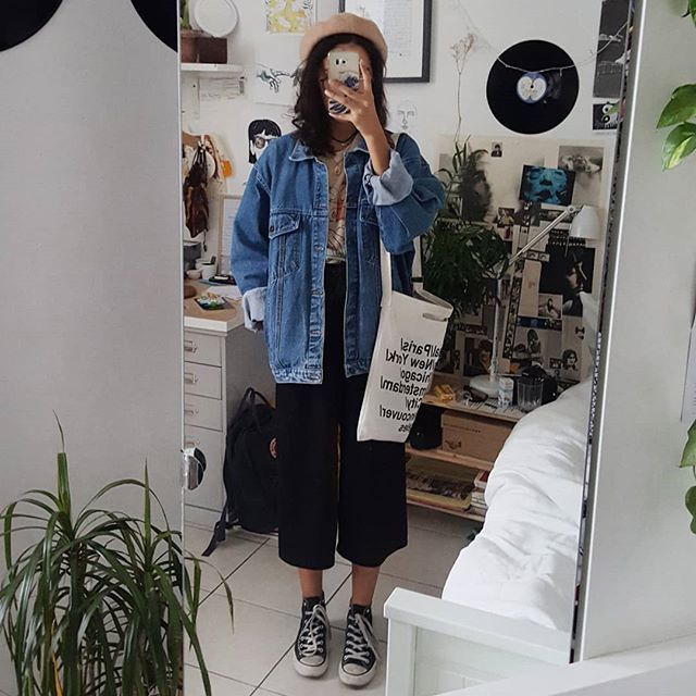 look like an art student hehe ! My denim jacket is from the amazing shop @ldn_vintage ! You can use the code MAINA20 to get 20% off at Artist Outfit Aesthetic, Art Student Outfit, Traditional Bags, Student Outfit, Ulzzang Outfit, Back To Uni, Uni Style, Denim Jacket Outfit, Art Student