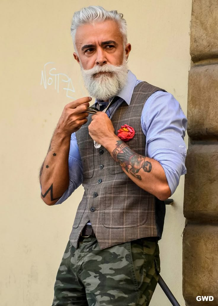 Urban Street Style, Gray Hair and Beard, Men's Spring Summer Fashion. Alessandro Manfredini, Older Man, Sharp Dressed Man, Urban Street Style, Well Dressed Men, 영감을 주는 캐릭터, 인물 사진, Man Style, Hair And Beard Styles