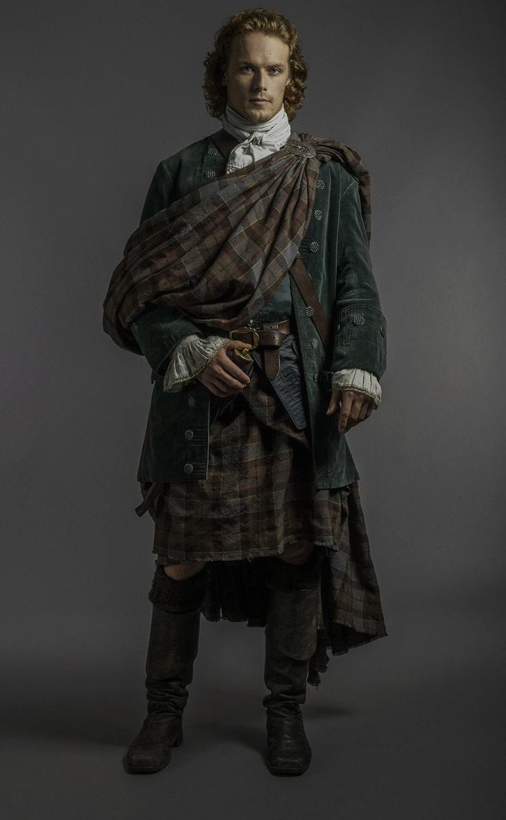 a man dressed in an old fashion outfit