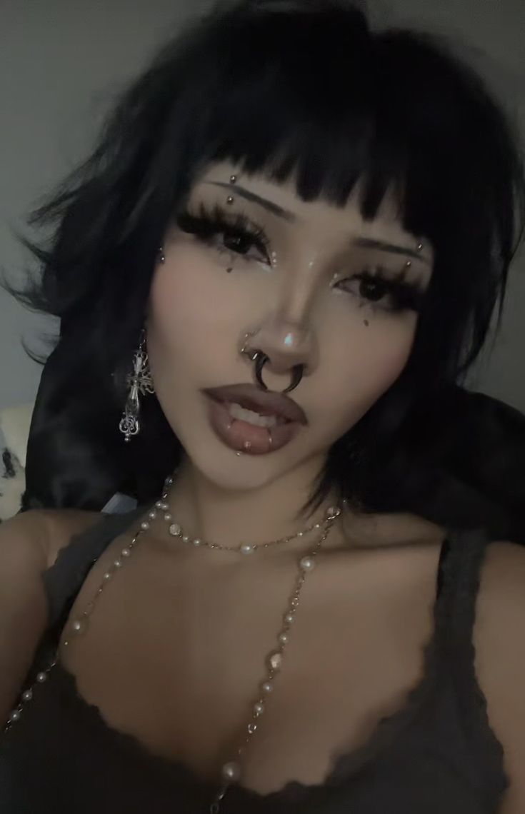 Edgy Y2k Makeup, Latina Alt Makeup, Mexican Goth Makeup, Pretty Emo Makeup, Yallternative Makeup, Alt Y2k Makeup, Dolly Goth Makeup, Grunge Alt Makeup, Blue Hair On Tan Skin