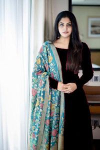 Kurti With Dupatta, Plain Kurta, Silk Kurti Designs, Churidar Designs, Dress Models, Simple Kurta Designs, Designer Kurti Patterns, Simple Kurti Designs, Long Kurti Designs