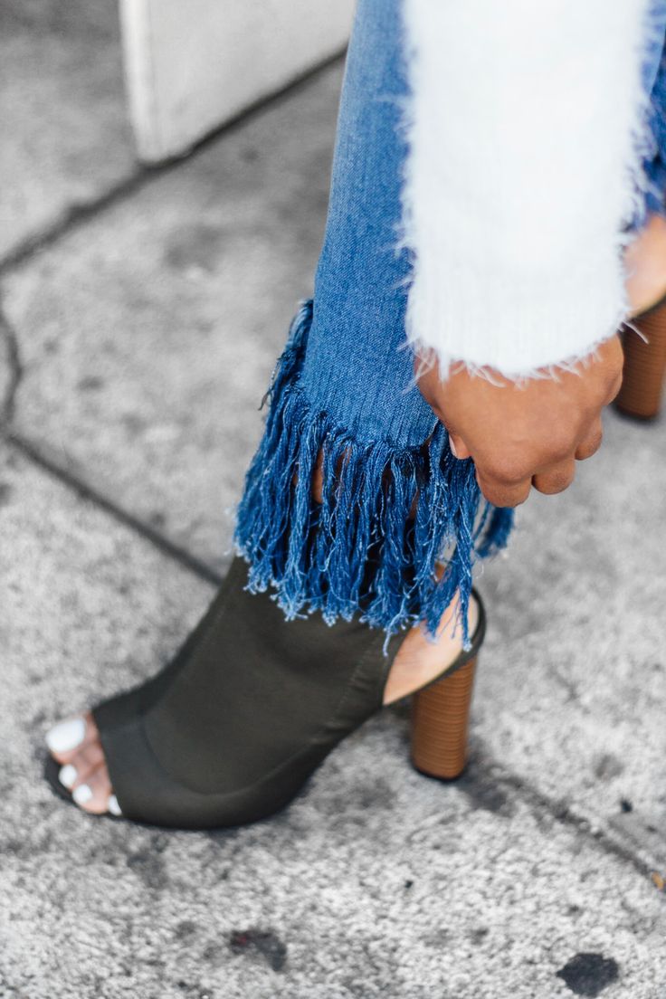 Diy Fringe Jeans, Frayed Jeans Diy, Diy Distressed Jeans, Refashion Jeans, Diy Fringe, Jeans Refashion, Jeans Tutorial, Diy Clothes Refashion, Fringe Jeans