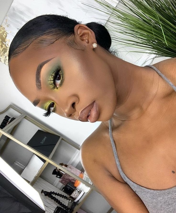 Maya Galore, Makeup Green Eyeshadow, 21st Birthday Makeup, Highlighting And Contouring, Green Eyeshadow Look, Birthday Makeup Looks, Green Eyeliner, Brown Girls Makeup, Windows To The Soul