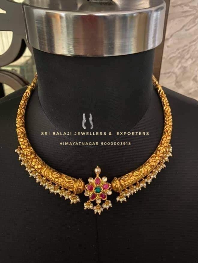 Small Pearl Choker Necklace Indian, Black Beads Indian Jewellery, Choker Necklace Designs Gold Indian Latest, Gold Chokers Latest Designs, Short Necklace Gold Indian Latest, Gold Choker Necklace Indian Simple, Kante Designs Latest, Kante Indian Jewellery, Small Choker Necklace Indian Gold