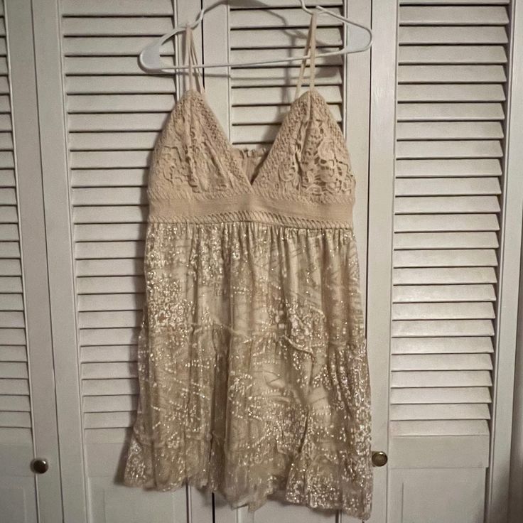 Size Large Dress Creamy White With Gold Accents Never Worn Lace Sundress For Party, Beige Lace Summer Party Dress, Beige Lace Dress For Summer Party, Beige Lace Trim Dress For Night Out, Beige V-neck Lace Dress For Party, Party Sundress With Lace Trim, Large Dress, Creamy White, Chic Dress