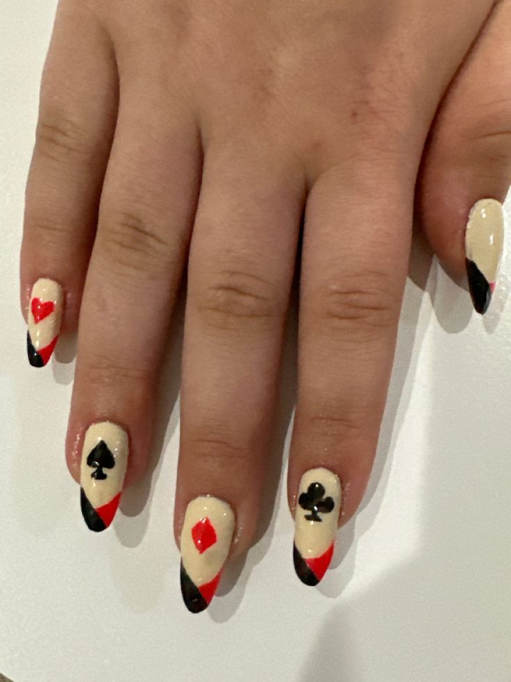 Black and red elegant card themed nails that look good in every suit Card Suits Nails, Circus Themed Nails, Joker Themed Nails, Card Themed Nails, Card Suit Nails, Casino Themed Nails, Theatre Nails, Cards Nails Design, Card Nails Design