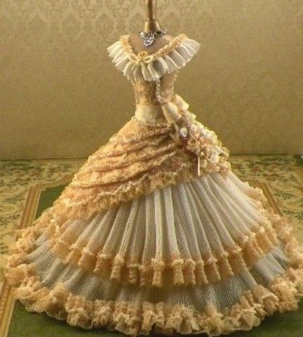 Gorgeous new 1860's gown...Masses of roses to the right and trimmed panels on the left.. www.ruthellens.faithweb.com 1860s Gown, Shadowhunter Wedding, Belle's Dress, Gowns Gold, Costume Carnaval, Miniature Dress, Dolls Dress, Old Fashion Dresses, Old Dresses