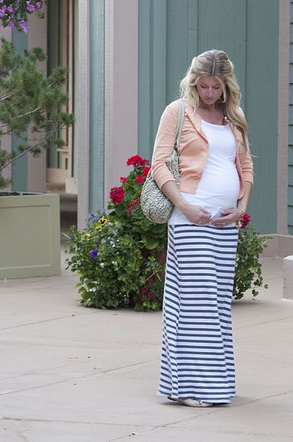 Maternity Fashion {Street Style}  I'd probably do a green cardigan since I have red hair Cardigan And Skirt Outfit, Outfit Pregnant, Elle Apparel, Prego Outfits, Spring Maternity Outfits, Fall Maternity Outfits, Maternity Clothes Fashionable, Maternity Street Style, Baby Bump Style