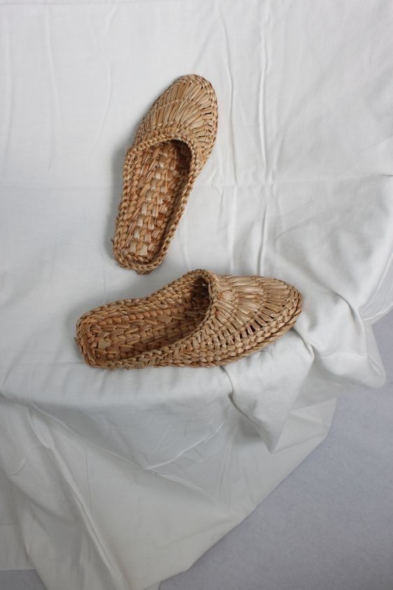 Wicker House, Bathroom Slippers, Mode Shoes, Woven Shoes, Summer Shoe, Beige Outfit, Sandals Slippers, Estilo Chic, Minimal Style