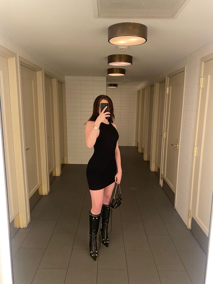 Balenciaga Outfit, Style Balenciaga, Balenciaga Boots, Black Boots Outfit, Black Balenciaga, Club Fits, Miniskirt Outfits, Going Out Outfits, Boots Outfit