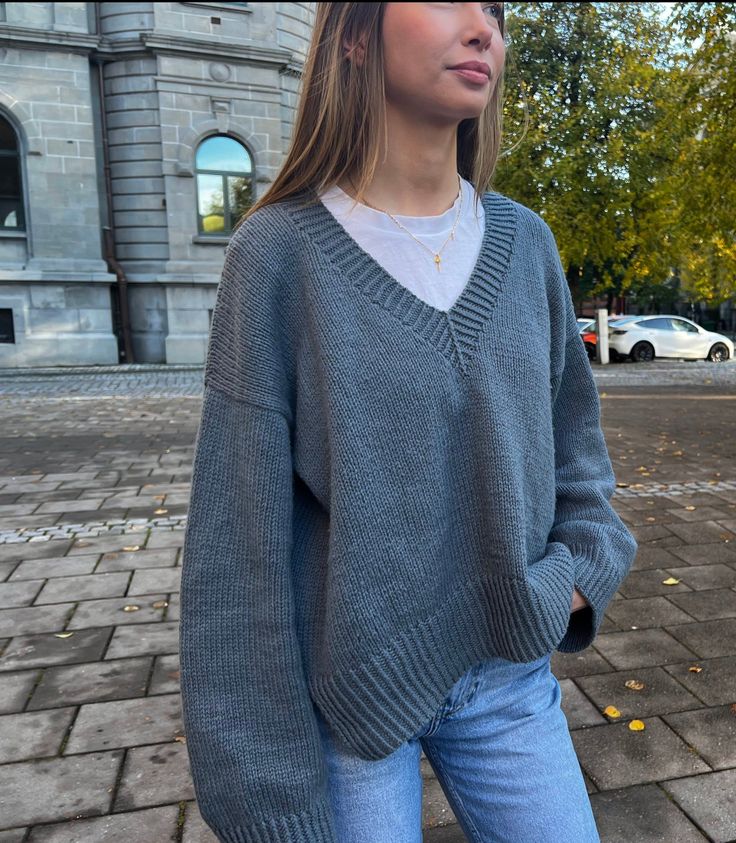 Layer V Neck Sweater, Outfits Knit Sweater, V Neck Grey Sweater Outfit, Styling A V Neck Sweater, V Neck Oversized Sweater, Cream V Neck Sweater Outfit, V Neck Sweater With Shirt Underneath, V-neck Sweater, Styling V Neck Sweater