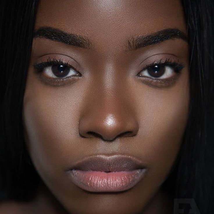 No makeup Makeup by the beautiful @chloekitembo , proving a little can go a long way. The key to the perfect "no make up" look on women of colour , is ❗️MINIMAL product ❗️ especially around the eyes and lips. The key focus should be evening out the skin complexion ensuring dark spots are covered. Foundations such as @beccacosmetics usually provide the widest brown of brown shades to help with this look. #chloekitembo #nomakeupmakeup #darkskinmakeup Art Pulp Fiction, Art Black Love, No Makeup Look, Natural Eye Makeup Tutorial, Makeup Hacks Beauty Secrets, Braut Make-up, No Makeup, Skin Complexion, Dark Skin Makeup