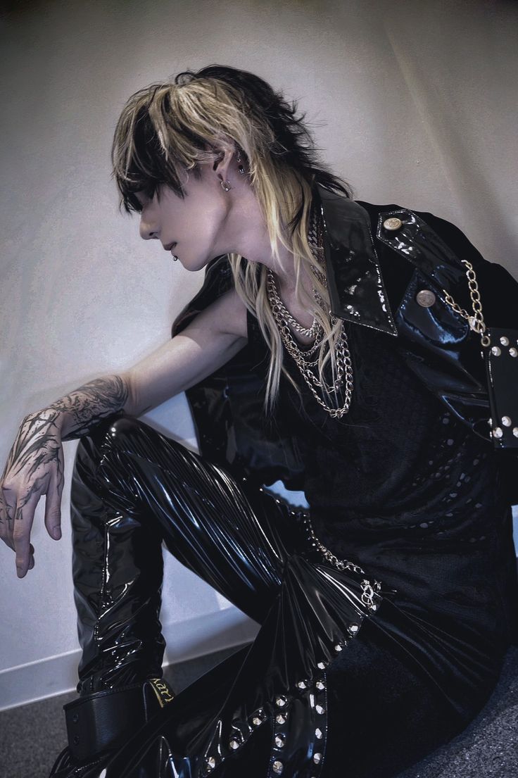 Visual Kei Outfits, Rock Style Men, Dark Academia Style, Goth Guys, Academia Style, Hair Inspiration Short, Aesthetic People, Androgynous Fashion, Korean Street Fashion