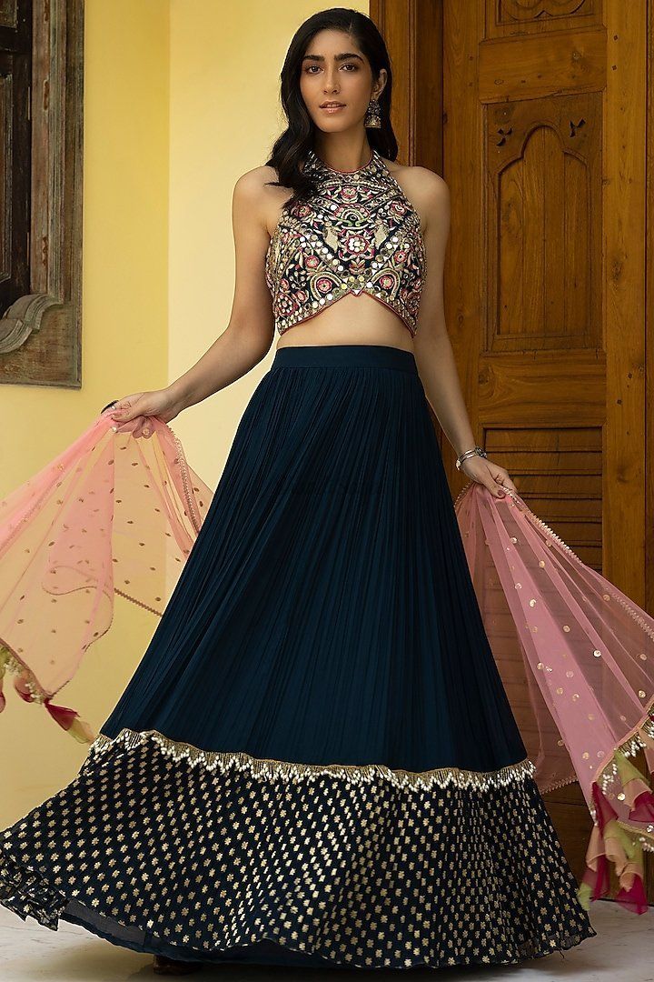 Presenting you Indian Bridesmaid Outfits From lehenga choli to simple sarees, we have got variety of designs, #shaadisaga #indianwedding #indianbridesmaidoutfitsouth #indianbridesmaidoutfitsimple #indianbridesmaidoutfitunqiue #indianbridesmaidoutfitsaris #indianbridesmaidoutfitanarkali #indianbridesmaidoutfitgowns #indianbridesmaidoutfitgold #indianbridesmaidoutfitpink #indianbridesmaidoutfitred #bridesmaidlehengasister #bridesmaidlehengasisterwedding #bridesmaidlehengapastel #bridesmaidlehenga Tiered Lehenga, Flared Lehenga, Blue Lehenga, Gaun Fashion, Blue Mirror, Indian Dress, Party Wear Indian Dresses, Bridesmaid Outfit, Lehenga Designs