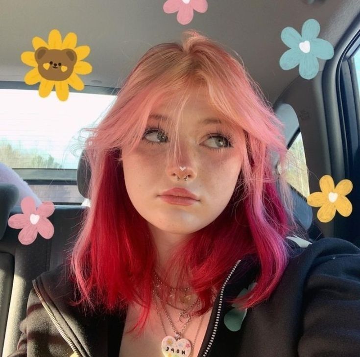 Red Pink Hair Short, Hair Dye Two Colors, Cute Short Red Hair, Pink Hair With Red Highlights, Pink Hair With Red Tips, Blonde And Pink Short Hair, Crown Hair Dye, Short Hair Fashion Color, Two Toned Hair Pink