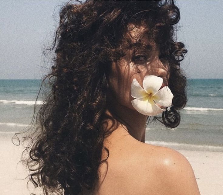 Aesthetic Beach Pictures Instagram, Beach Hair Aesthetic, Curly Hair With Flowers, 90s Curly Hair, 90s Photography, Beach Core, Trendy Photography, Photographie Inspo, Island Girl