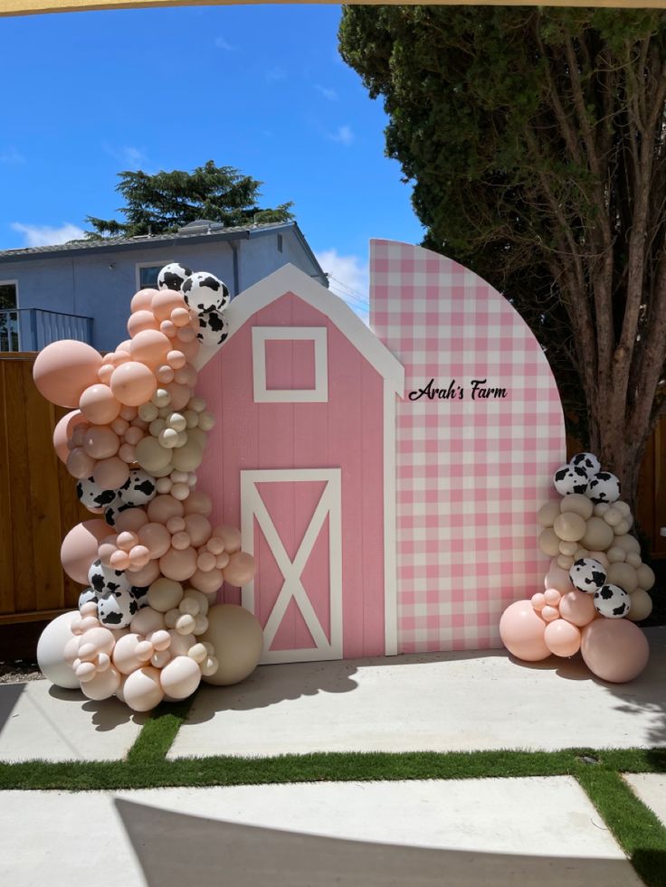 balloons are arranged in the shape of a barn