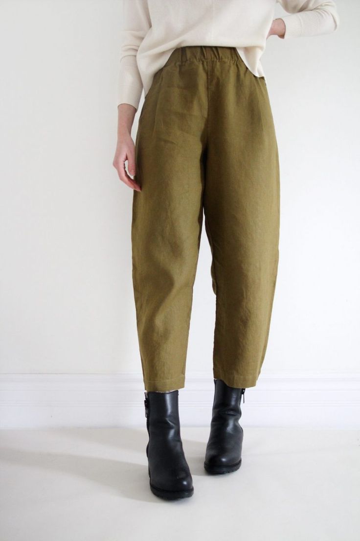 HOW TO WEAR LINEN IN THE WINTER Fall Linen Pants, Linen Dress Winter Outfit, Linen Pants Winter, Linen Pants Outfit Winter, Black Linen Pants Outfit, Aries Outfits, Pants Outfit Winter, Fall Linen, Linen Skirts