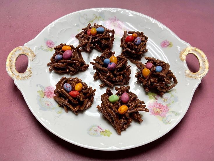 Chow Mein Noodlesmilk chocolate and peanut butter dropped into a bird's nest shape and topped with candy eggs makes this the perfect cookie for Easter. Bird Nest Cookies, Birds Nest Cookies, Candy Egg, Seasonal Cooking, Chow Mein Noodles, Chocolate And Peanut Butter, Coffee Scoop, Chow Mein, Perfect Cookie