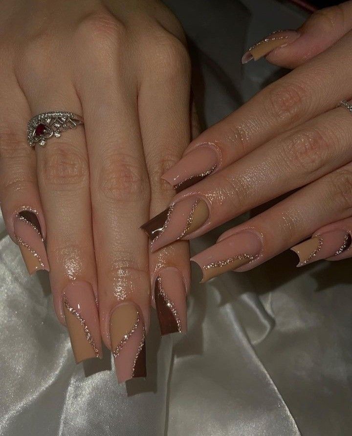 Acrylic Nails Ideas Brown Colors, Birthday Nails Brown Colors, Brown Nails Gel Extensions, Beige Brown Nails Acrylic Design, Mail Inspo Baddie, Medium Square Acrylic Nails Brown, Brown And Clear Nails, Pretty Brown Nails Short, Cute Neutral Nail Ideas