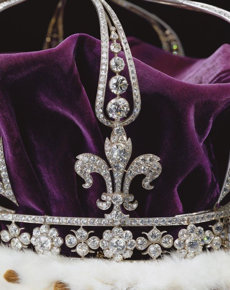 Crown Jewels Of England, Royalty Accessories, Elizabeth Queen Of England, Purple And Burgundy, Queen Tiara, British Crown Jewels, Elizabeth Queen, Queens Tiaras, Royal Crowns