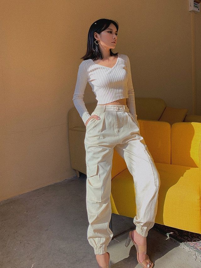 Cargo Pants Women Outfit, Outfit Pantalon, Cream Cargo Pants Outfit, Cream Cargo Pants, Cargo Pants Outfit, All Jeans, Streetwear Fashion Women, Indie Outfits, Outfits Winter