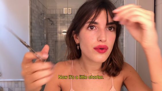 Jeanne Damas Makeup, Jeanne Damas Hair, French Girl Makeup, French Haircut, French Beauty Routine, French Girl Hair, Vogue Youtube, French Makeup, Vaseline Beauty Tips