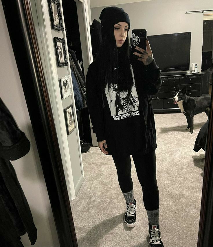 Alt Outfit Winter, Briana Todd, Emo Winter Outfits, Goth Outfits Winter, Visual Motivation, Elder Emo, Boho Winter Outfits, Alternative Aesthetic, Cold Fashion